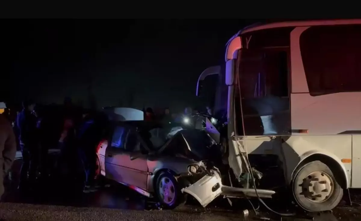 Gönen\'de Servis Midibüsü ve Otomobil Çarpıştı