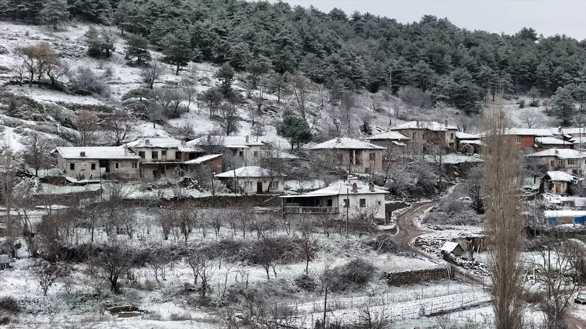 Sındırgı\'da Kar Yağışı ve Buzlanma