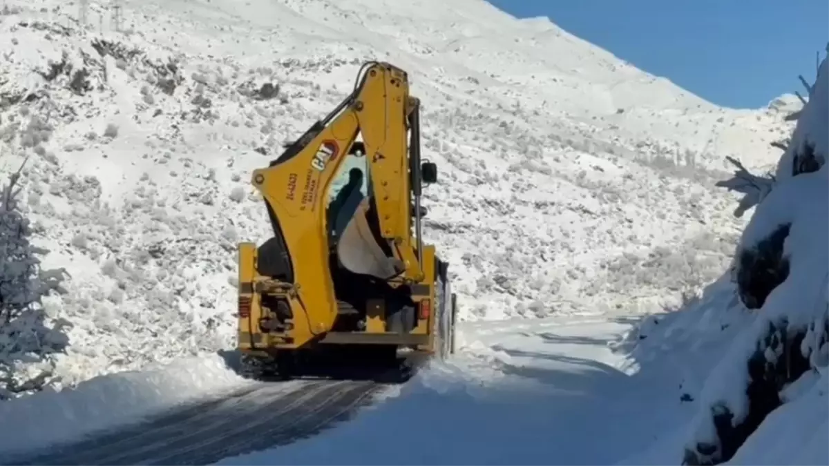 Batman\'da Kar Yağışı 203 Yerin Yolunu Kapatmış