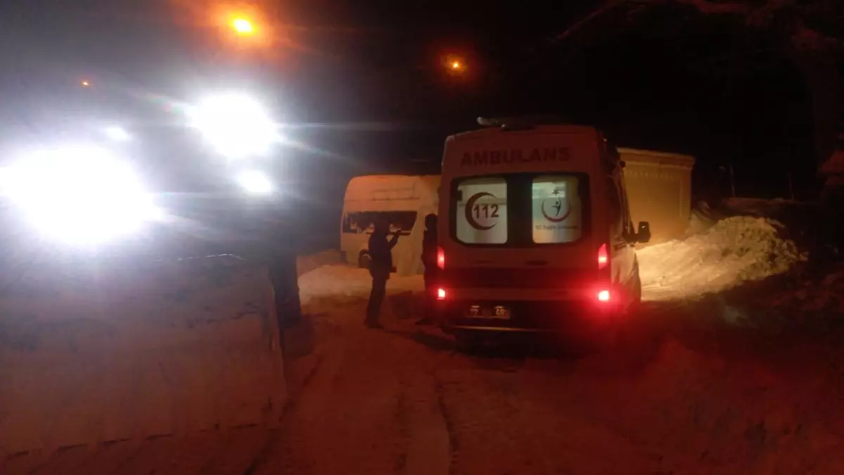 Karla Kaplı Yolda Hasta Kurtarıldı