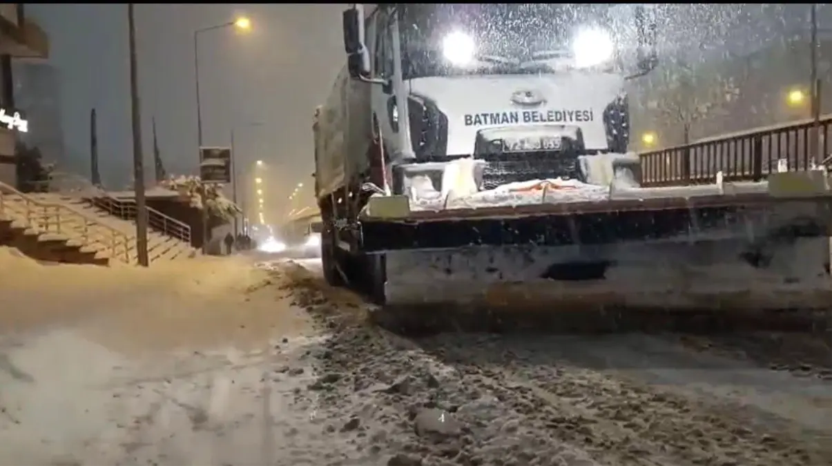 Batman\'da yoğun kar yağışı sürücülere zor anlar yaşattı