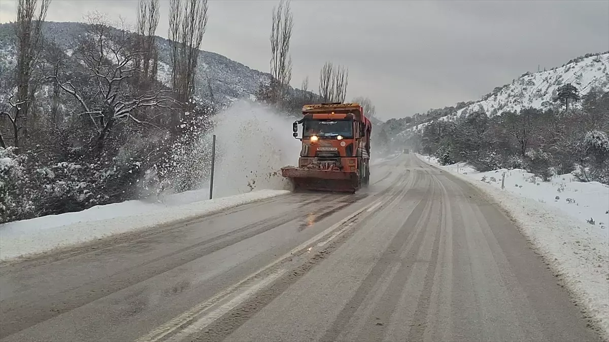 Beypazarı\'nda Kar Temizleme Çalışmaları Devam Ediyor