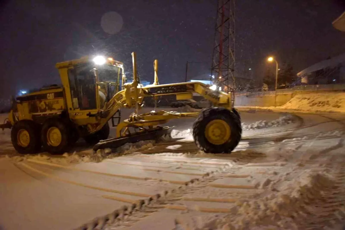 Bilecik\'te belediye ekiplerinin sabaha saatlerinde yoğun kar mesaisi