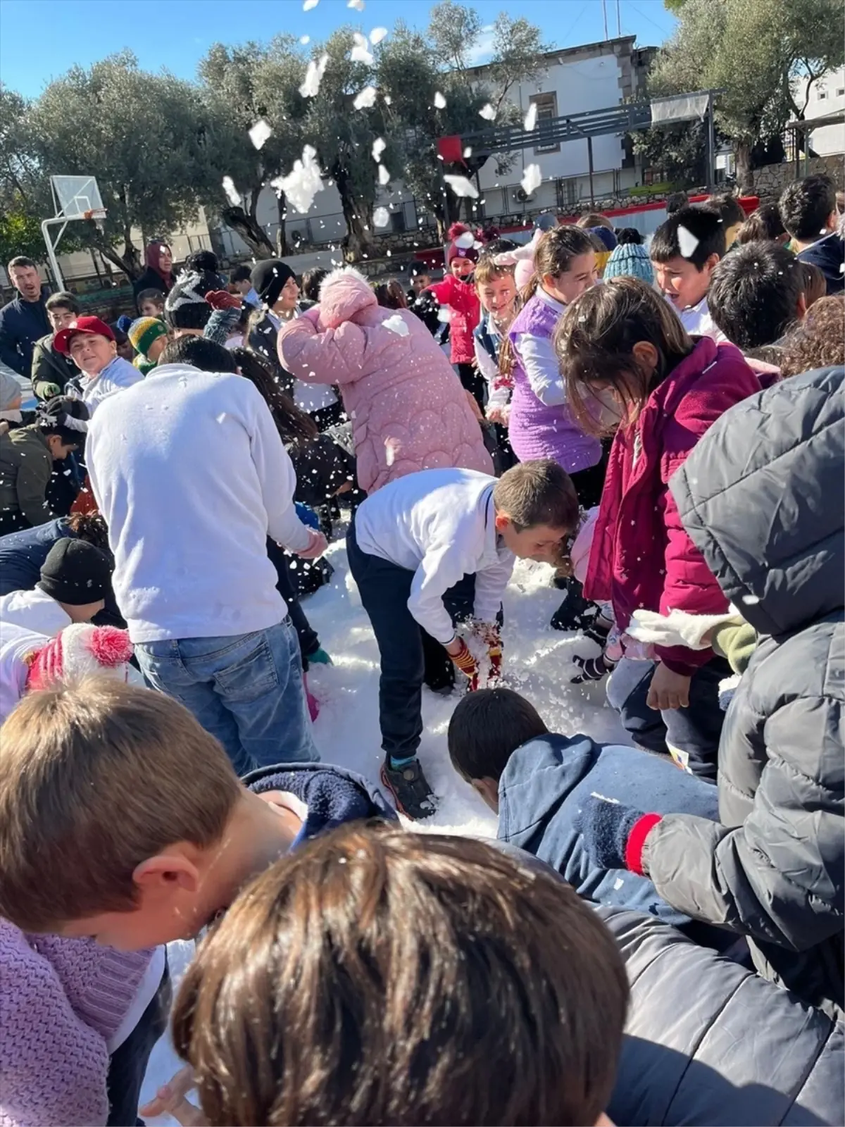 Bodrum\'da Öğrencilere Suni Kar Sürprizi