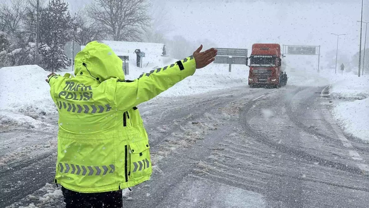 Bolu Dağı\'nda Kar Nedeniyle D-100 Kapatıldı