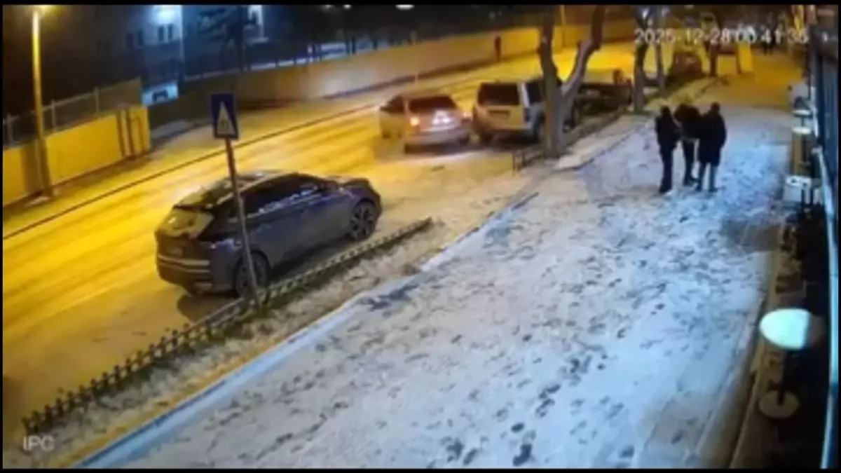 Buzlu Yolda Kaza: 2 Araç Hasar Gördü