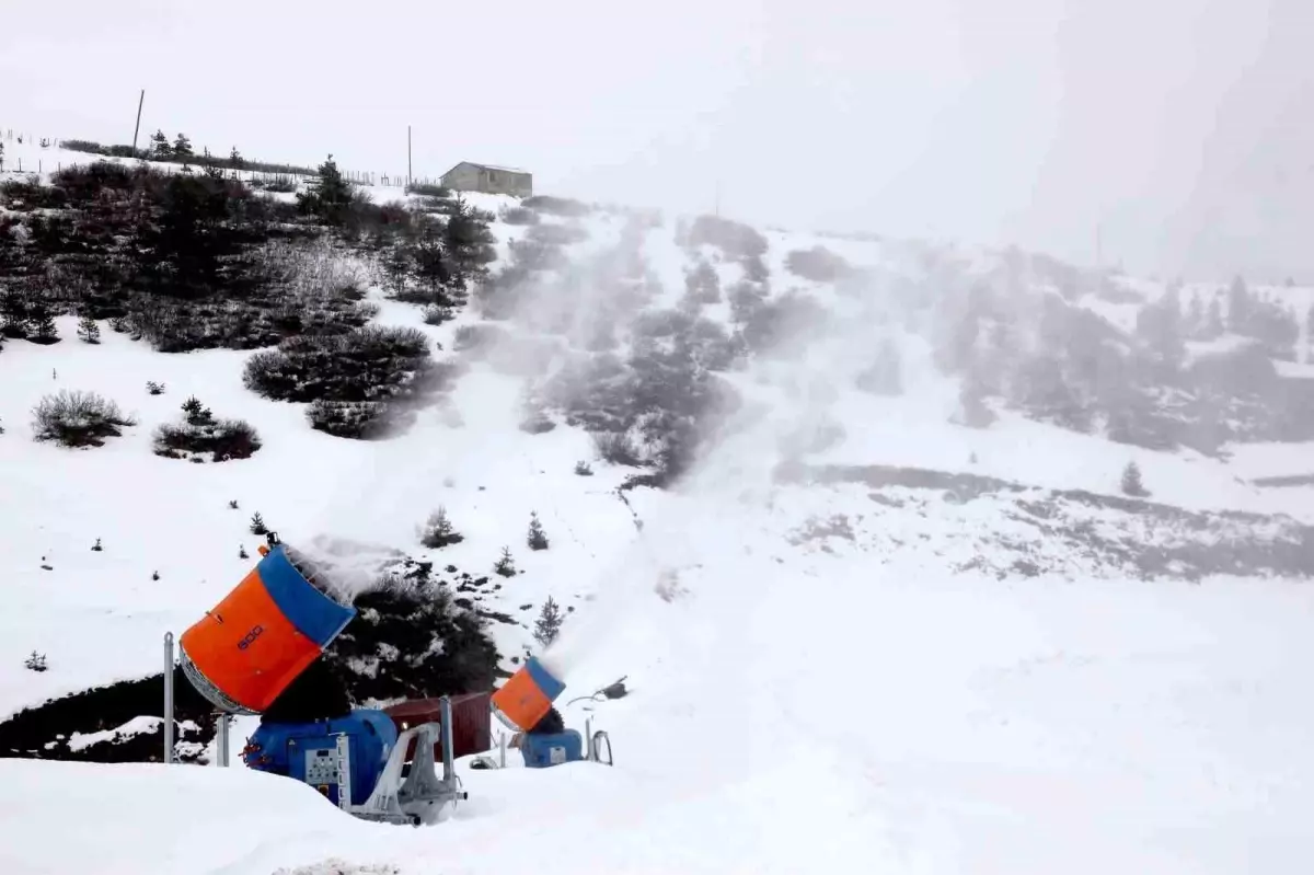 Çambaşı Kayak Merkezi\'nde yapay karlama sistemi ile sezon uzatılıyor