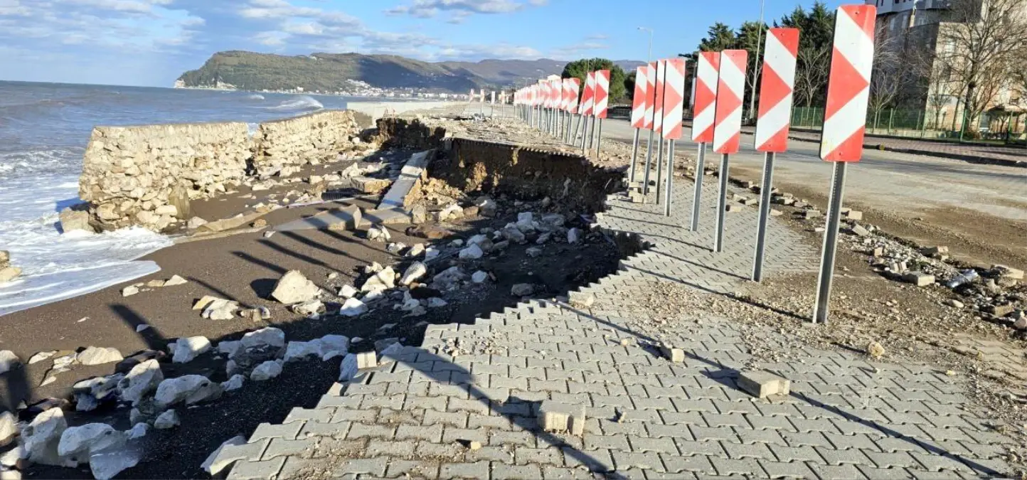 Cide\'de Fırtına ve Dev Dalgalar Sahili Vurdu