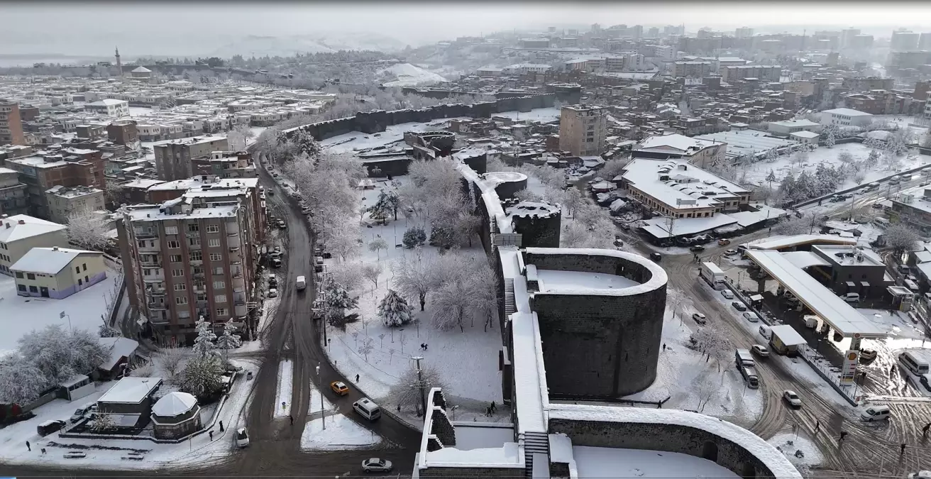 Diyarbakır Karla Beyaza Büründü