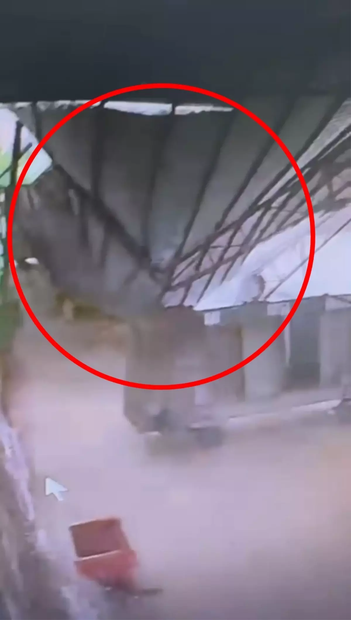 Diyarbakır\'da Fabrika Çatısı Çöktü