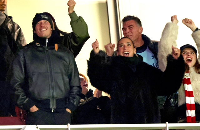 Dua Lipa, gittiği maça damga vurdu