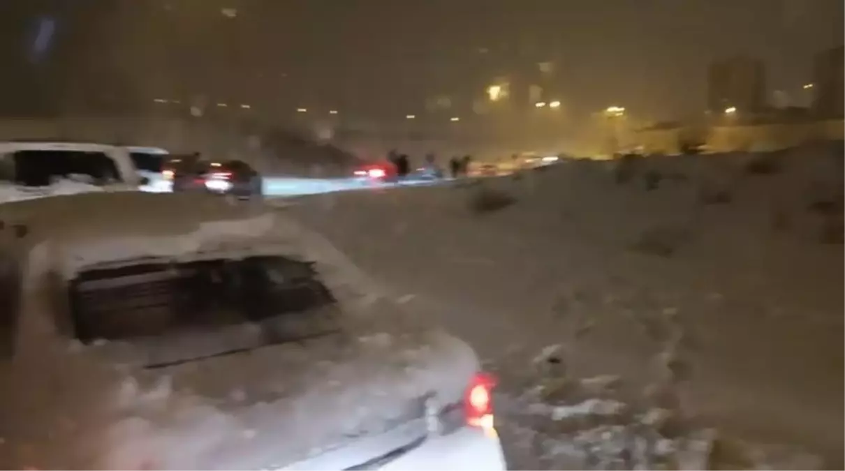 Elazığ\'da Kar Yağışı Araçları Yolda Bıraktı