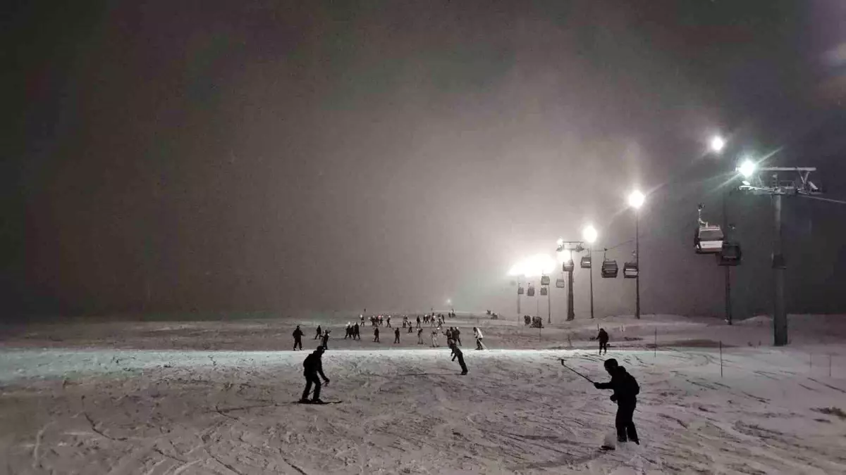 Erciyes\'te Meşaleli Kayakla Yeni Yıl Coşkusu