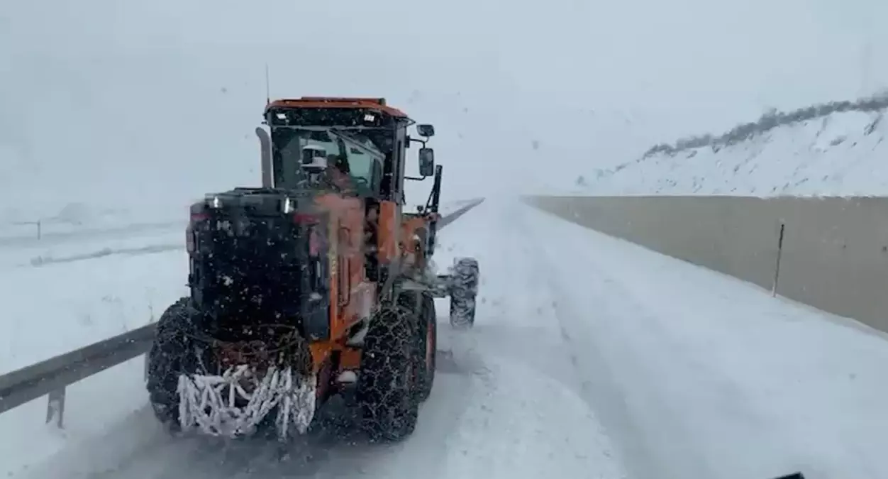 Doğu Anadolu\'da Kar Yağışı Trafiği Kapatıyor