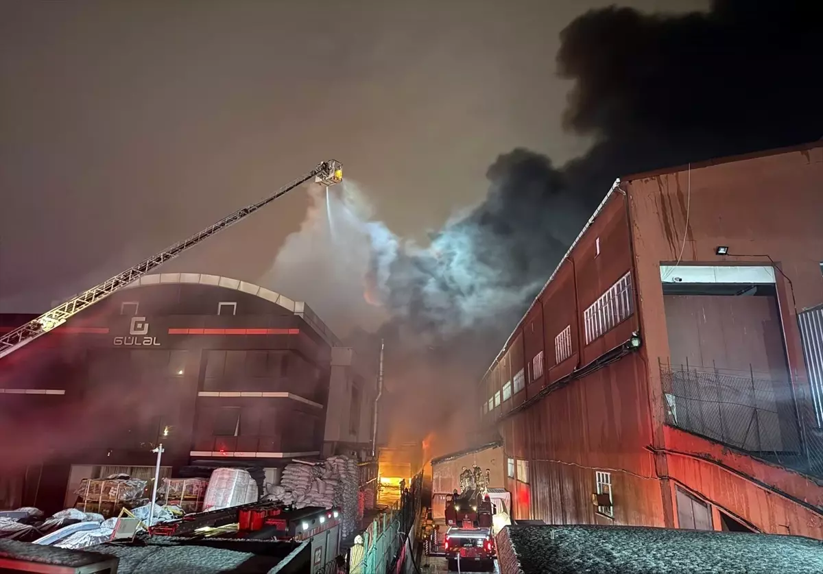 Esenyurt\'ta Fabrika Yangını Devam Ediyor