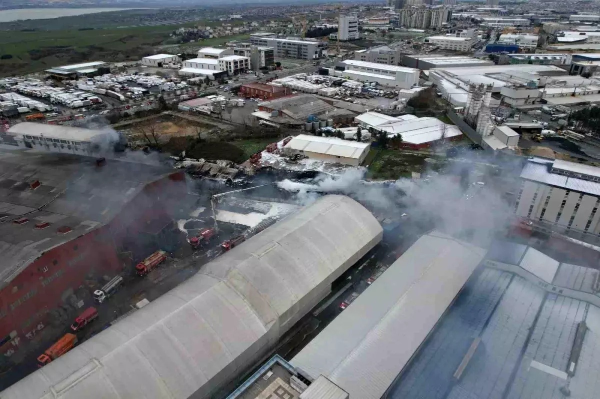 Esenyurt'ta fabrika yangını saatlerdir devam ediyor