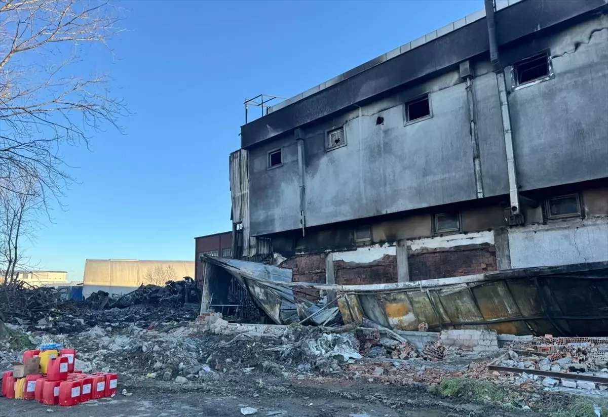 Esenyurt\'ta Fabrika Yangını 14 Saatte Söndürüldü