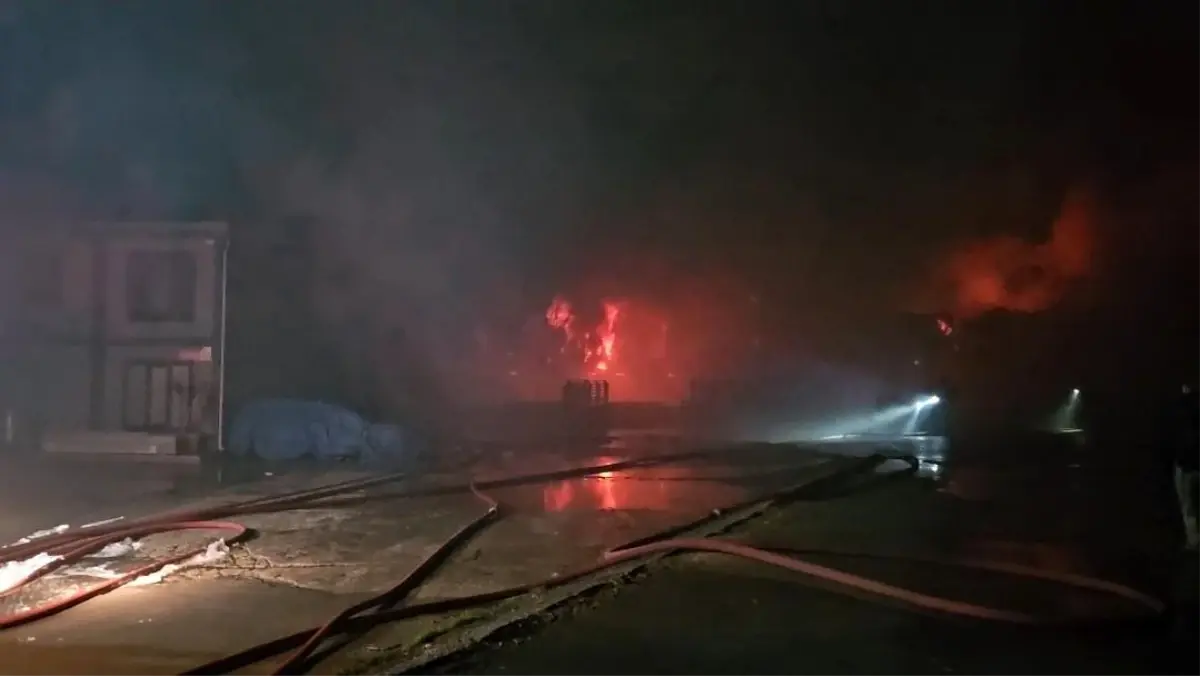 Esenyurt\'ta Hırdavat Deposunda Yangın