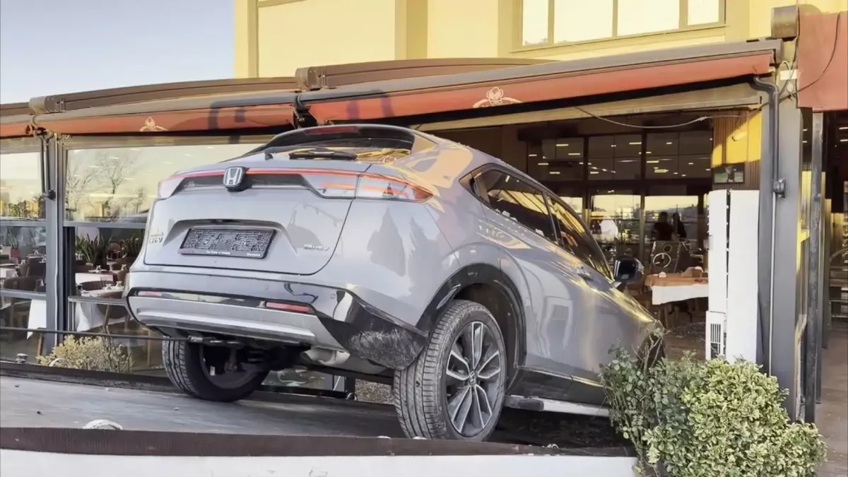 Cahit Berkay Restorana Araba İle Girdi