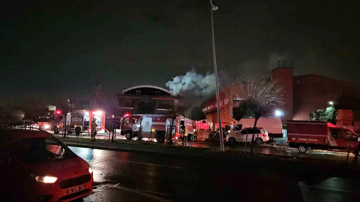 Esenyurt'ta Hırdavat Fabrikasında Yangın