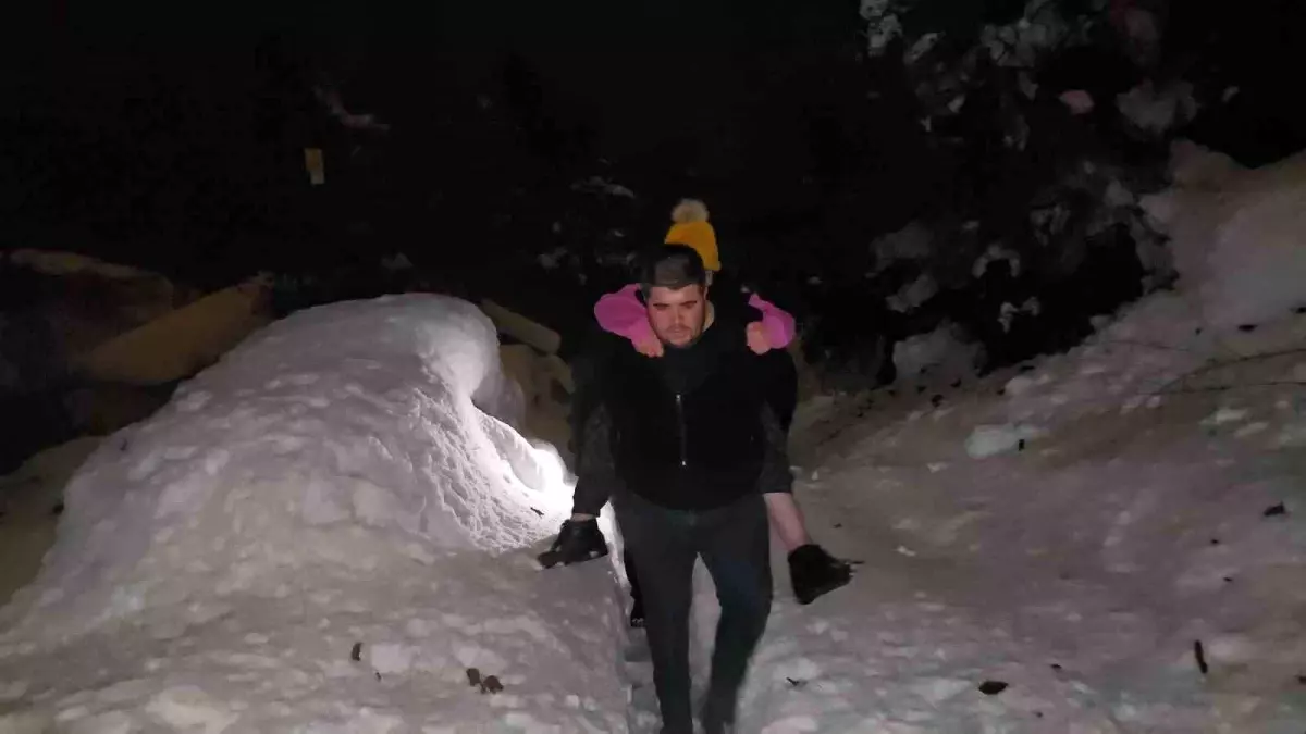 Evlerinde mahsur kalan engelli anne ve kızı ekiplerce kurtarıldı