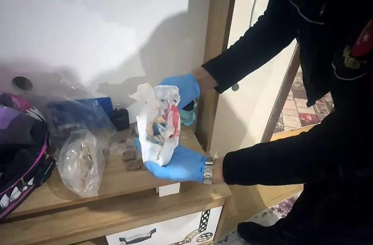 Adana\'da Uyuşturucu ve Silah Operasyonu