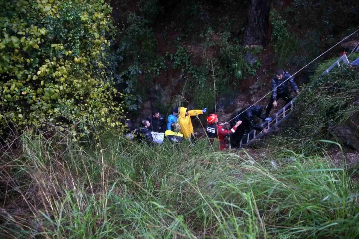 Fethiye\'de Uçurumdan Düşen Araçta Sürücü Kurtarıldı