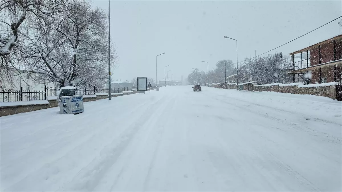 Gemerek\'te Kar Yağışı Ulaşıma Engel Oldu