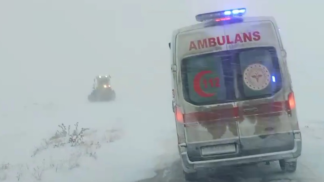 Göz gözü görmüyor! Sivas-Kayseri yolu kapandı Göz gözü görmüyor! Sivas-Kayseri yolu kapandı