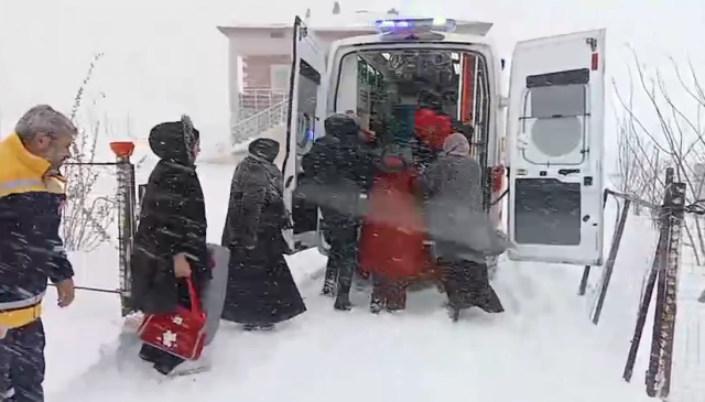 Göz gözü görmüyor! Sivas-Kayseri yolu kapandı Göz gözü görmüyor! Sivas-Kayseri yolu kapandı