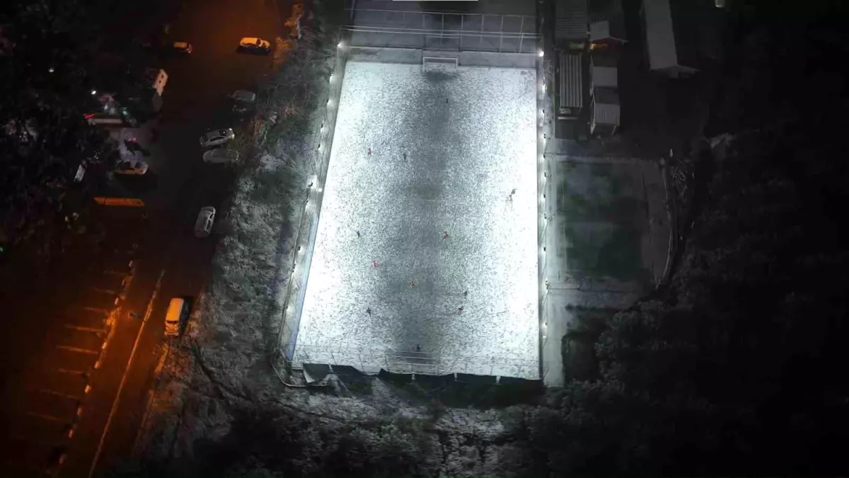 Maltepe\'de Kar Yağışında Halı Saha Maçı