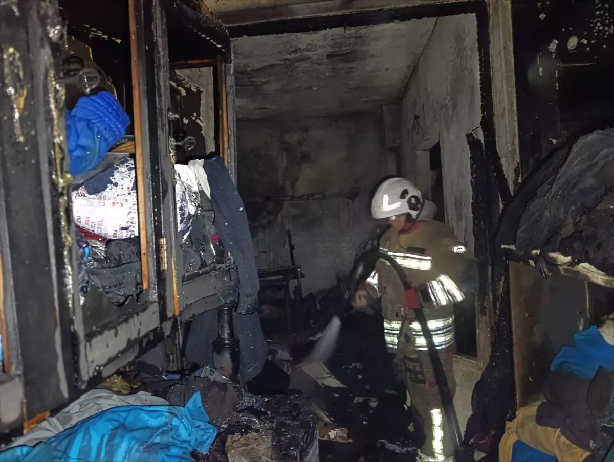 İskenderun\'da Kumaş Deposunda Yangın