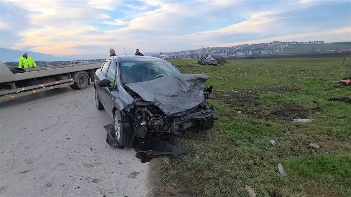 İnegöl\'de Trafik Kazası: İki Yaralı