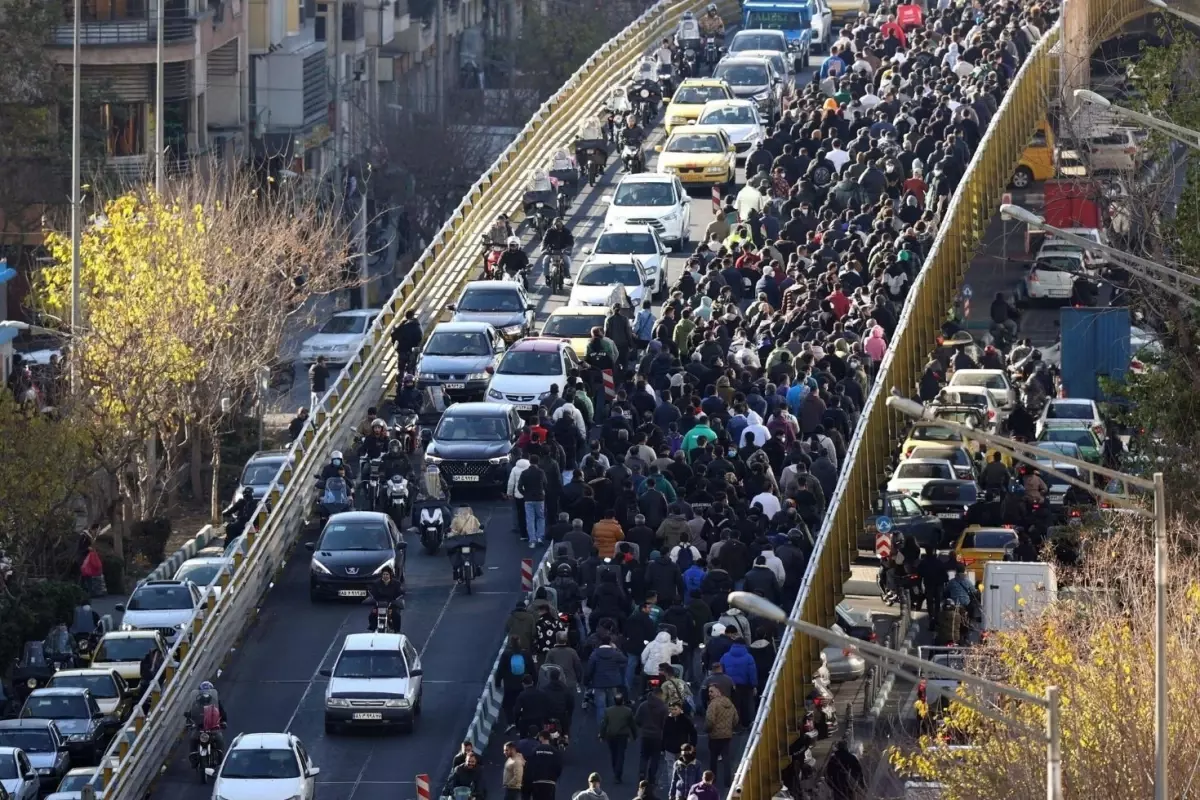 İran'da Protestolar: 3 Polis Yaralı