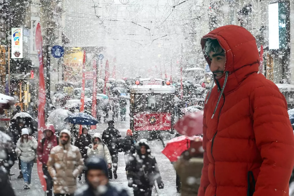 İstanbul\'da kar yeniden başlayacak! Peş peşe uyarı geldi, saati de belli