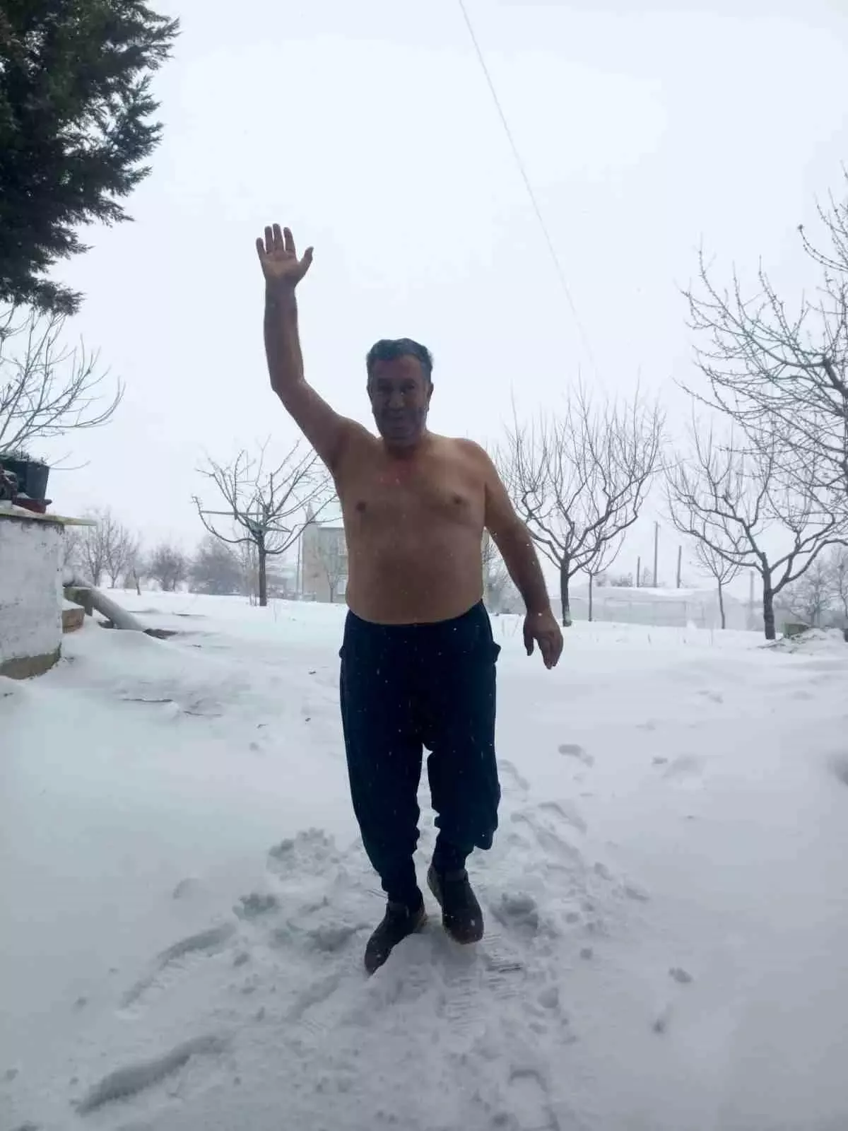 Kar Yağışını Üstsüz Kutladı