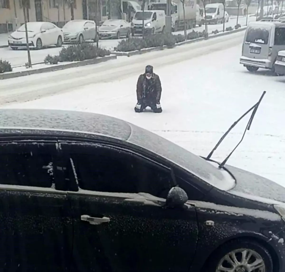 Kar Yağışı Altında Secde