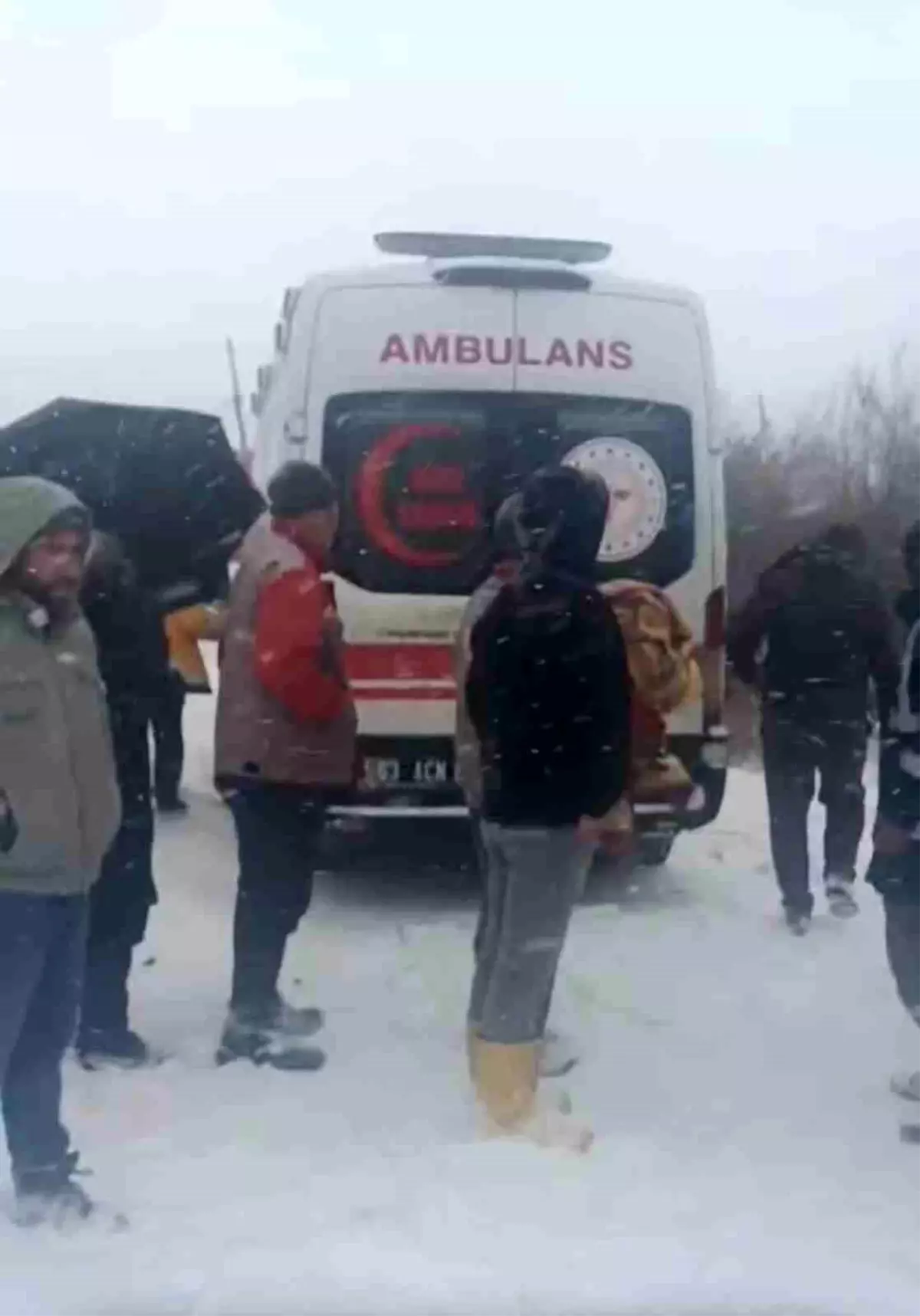 Karla Kaplı Yolda Ambulanstan Uzakta Hasta Taşıma Mücadelesi