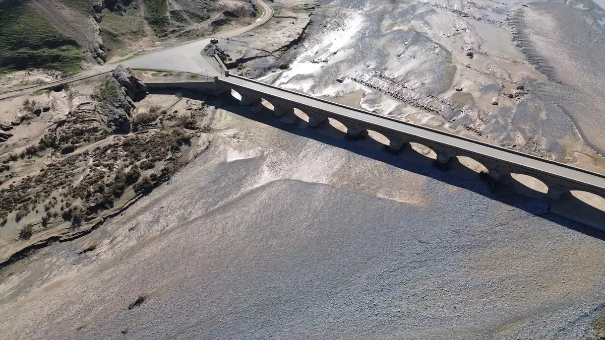 Kerkük\'teki Osmanlı Köprüsü Selde Dimdik Ayakta