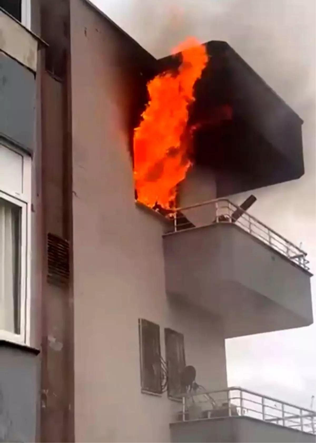 Erdemli\'de 3 Katlı Evde Yangın Çıktı