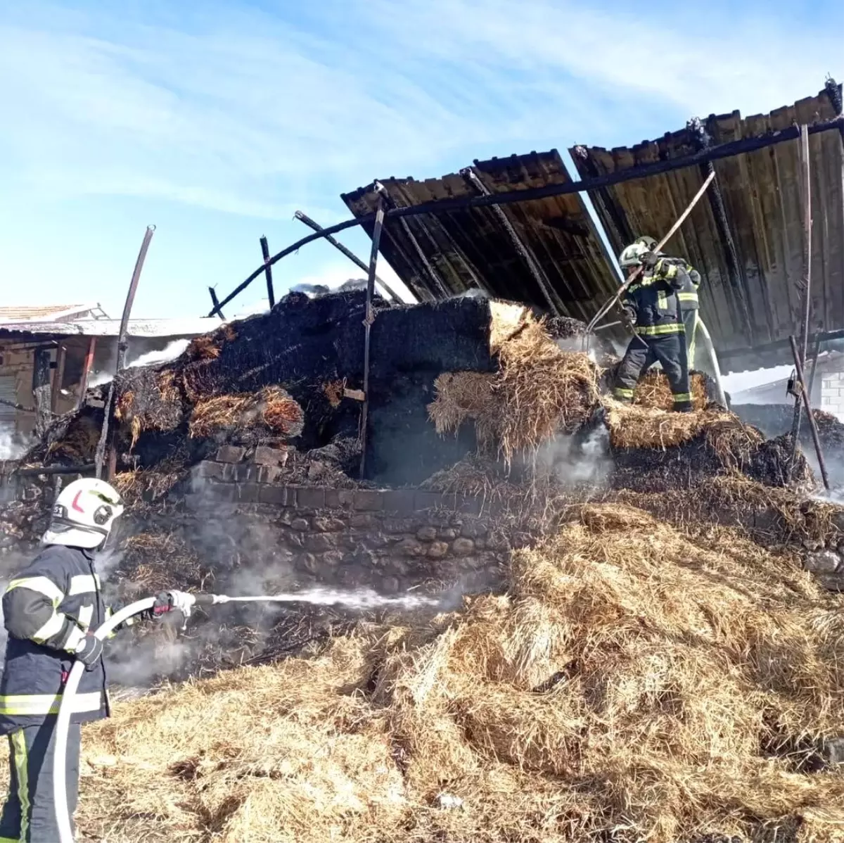 Çameli\'nde Samanlık Yangını Paniğe Neden Oldu