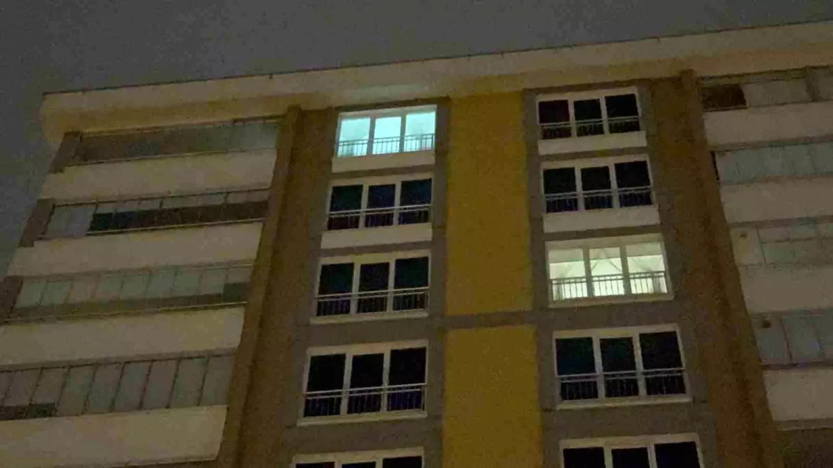 Balkondan Düşen Öğretmen Hayatını Kaybetti