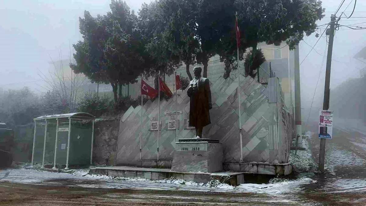 Sındırgı\'nın yüksek kesimlerinde kar ve buzlanma etkisini artırdı