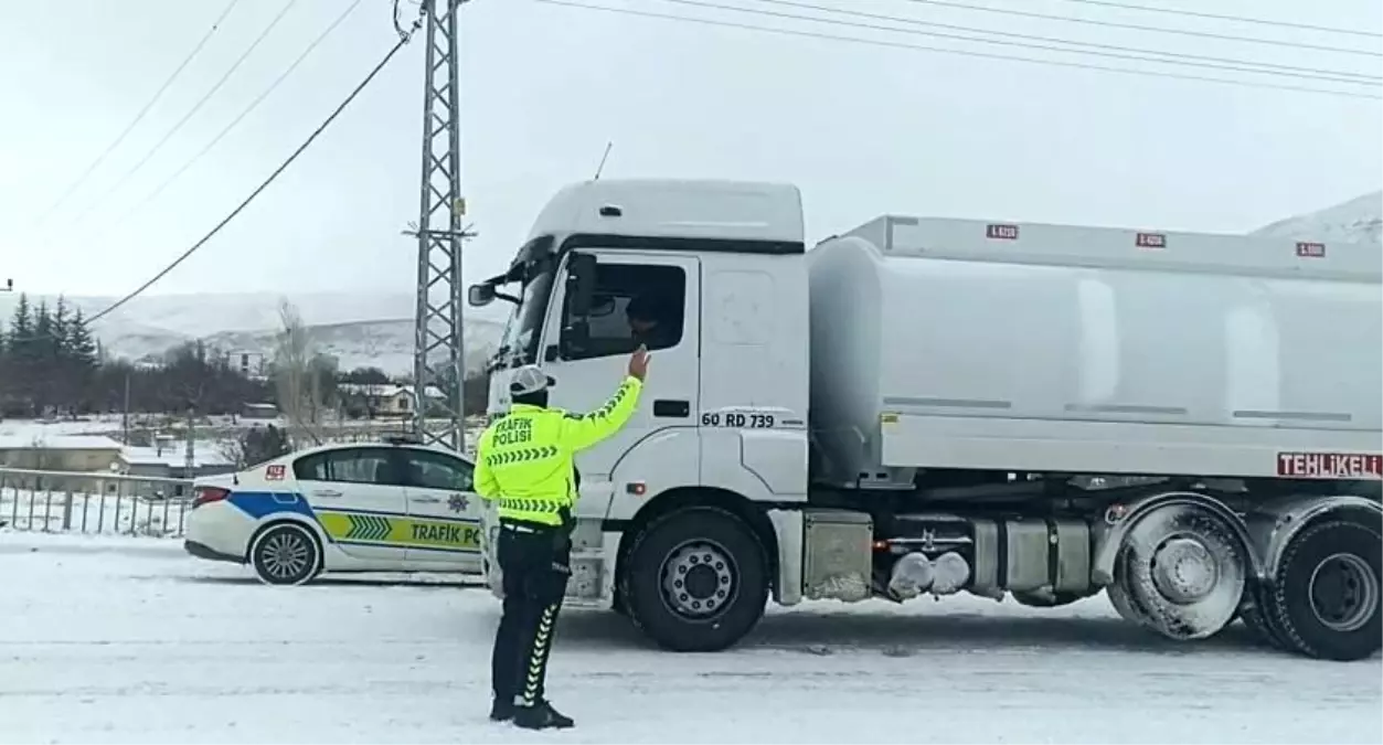 Sivas\'ta Kar Yağışı Ulaşımı Olumsuz Etkiledi