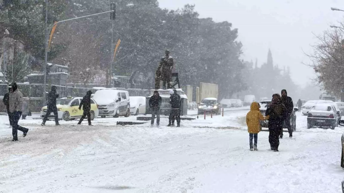 Siverek\'te Kar Yağışı Trafiği Olumsuz Etkiledi