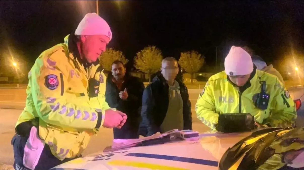 Sürücüsü alkollü çıkan otomobildeki yolcudan gazetecilere ilginç soru: Basın kartın var mı?