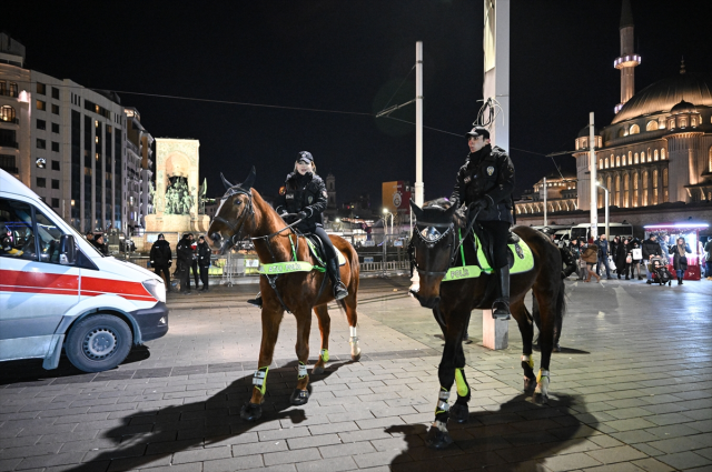 Taksim Meydanı ve İstiklal Caddesi'nde yılbaşı yoğunluğu Taksim Meydanı ve İstiklal Caddesi'nde yılbaşı yoğunluğu