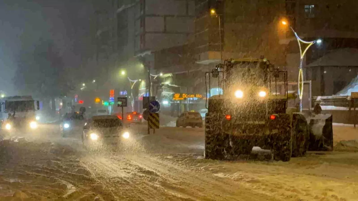 Tatvan\'da Yoğun Kar Yağışı Hayatı Olumsuz Etkiliyor