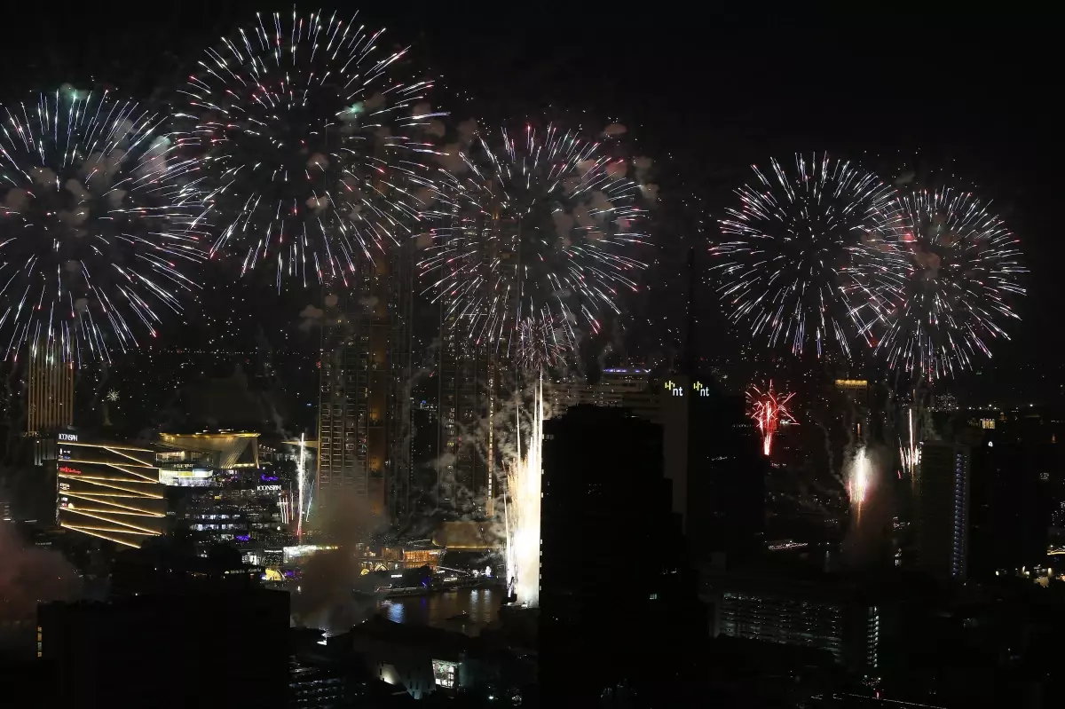 Tayland Yeni Yılı Havai Fişeklerle Karşıladı