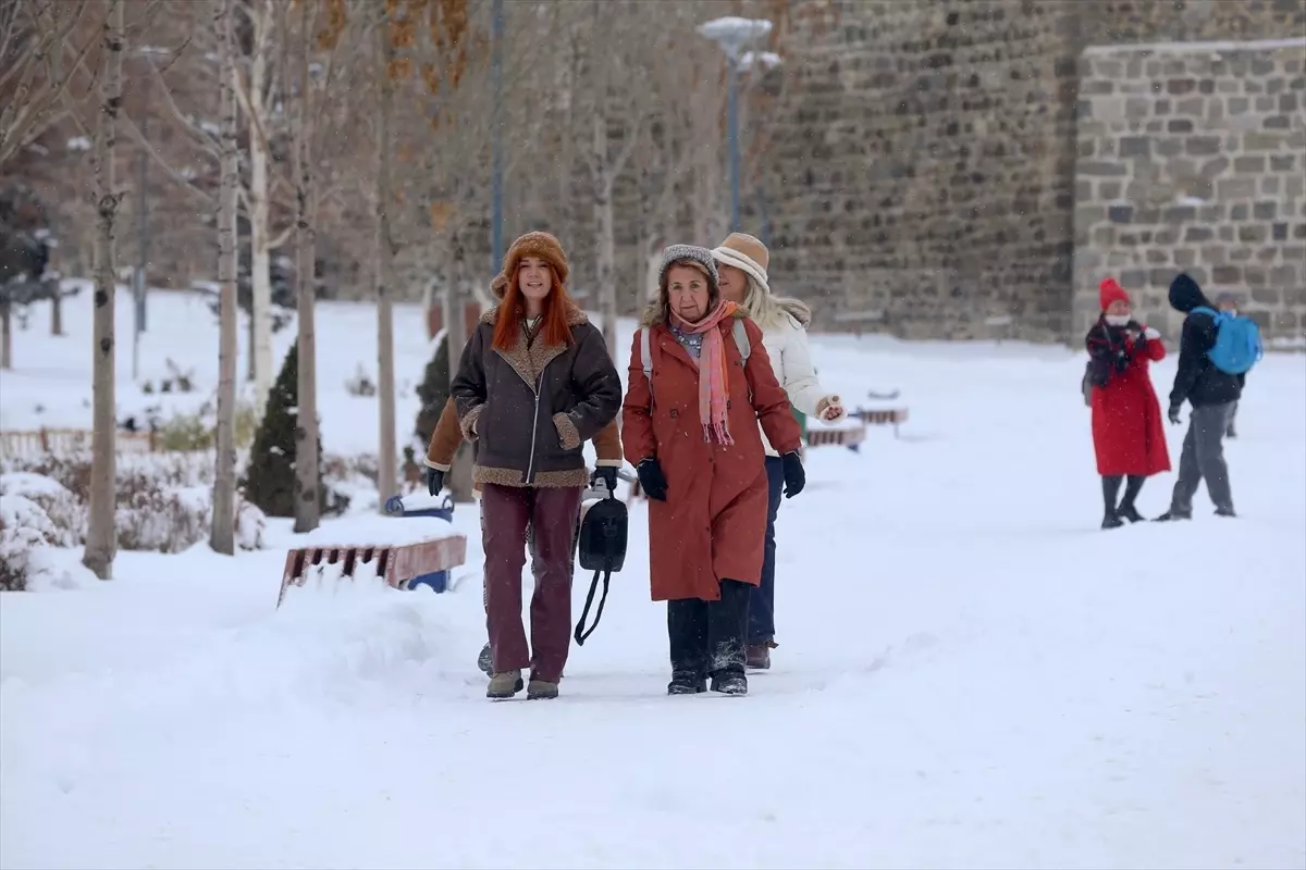 Doğu Anadolu\'da Kar Yağışı Ulaşımı Engelliyor